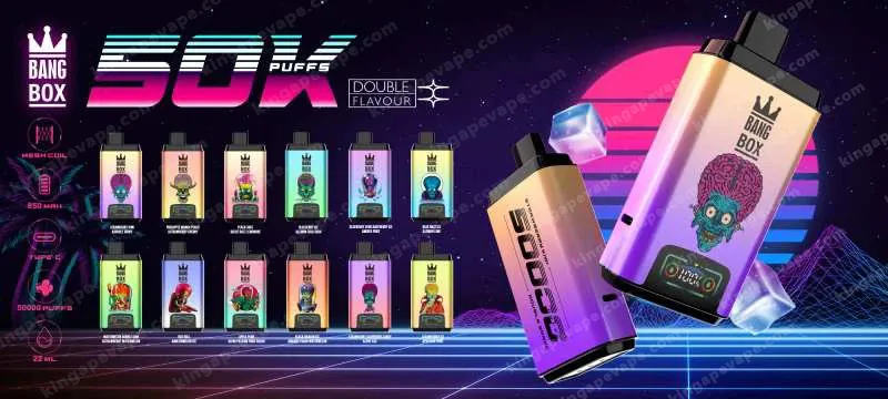 Une bannière promotionnelle rétro néon pour Bang Box 50K Puffs with Double Flavour, comprenant une rangée de petites bouteilles d'arômes colorées avec des étiquettes de personnages de dessins animés à gauche et deux grands appareils de vape dégradés violet à rose à droite, le tout sur un paysage de grille néon avec un soleil rose.