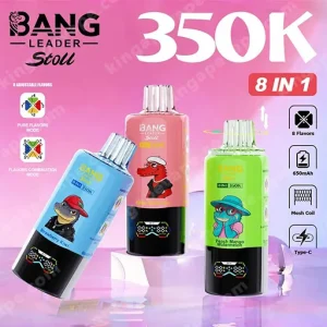 Felroze banner met reclame voor Bang Leader Stoll 350K 8 in 1-smaken, met drie kleurrijke flessen (blauw, roze, groen) met cartoonmascottes, een grote witte '350K', een rode '8 IN 1'-badge en smaakfunctie-pictogrammen aan de linkerkant.