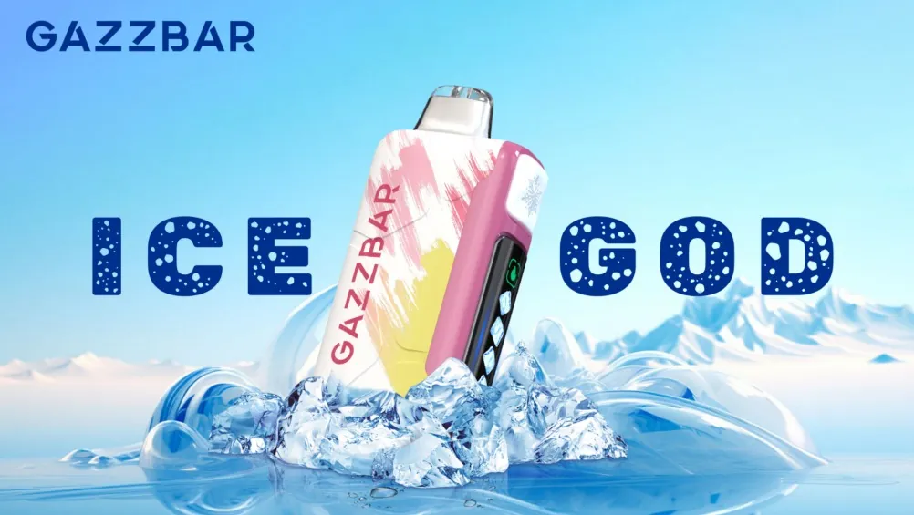 Un Gazzbar Ice God 50000 Puff verticale con colorazione rosa, gialla e bianca riposa tra pezzi di ghiaccio, contro un cielo blu brillante, con il testo blu in grassetto ICE GOD sullo sfondo.