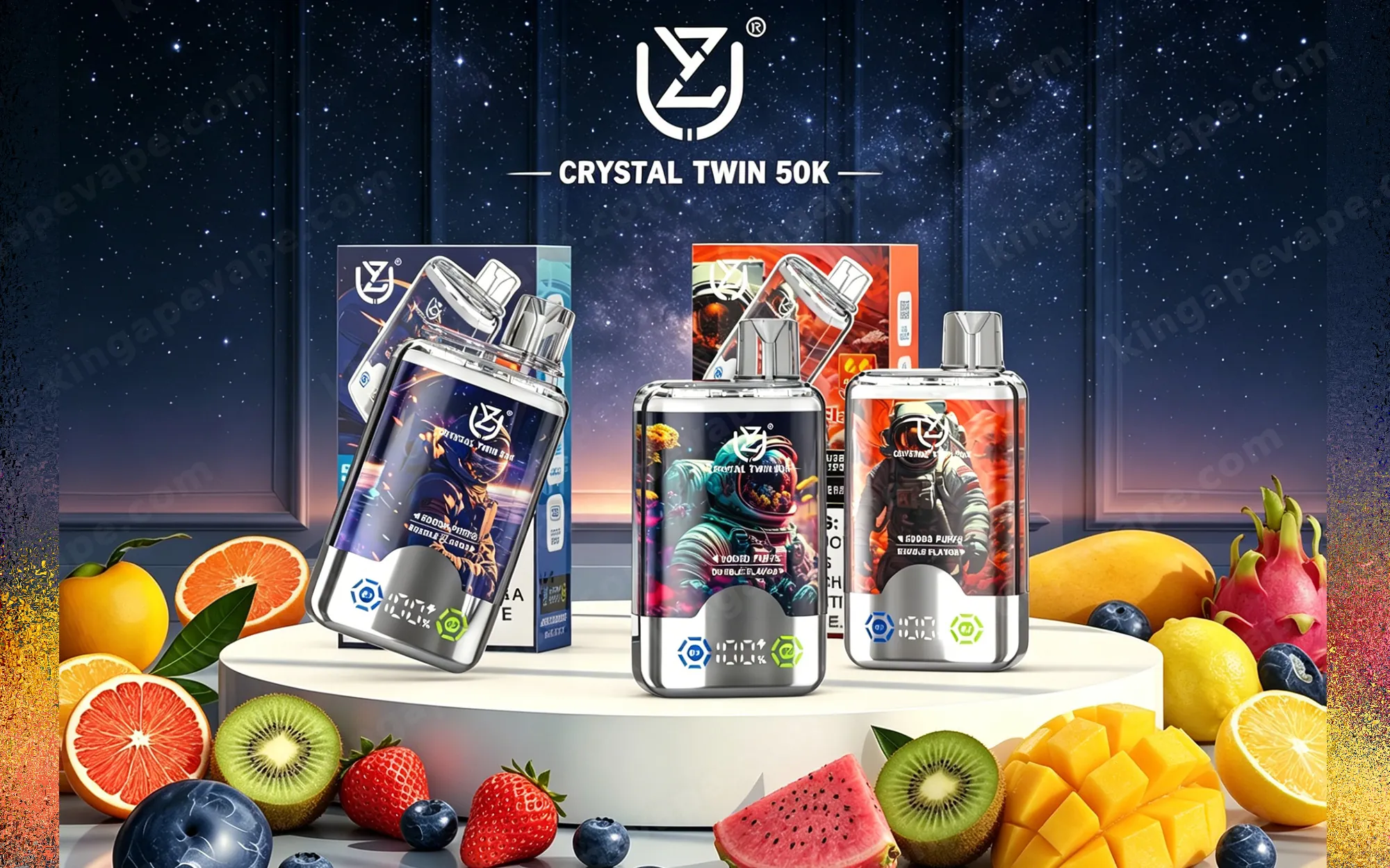 Tres dispositivos UZY Crystal Twin 50000 Puffs con cuerpos de cromo plateado y obras de arte con temática de astronautas se encuentran sobre un pedestal circular blanco junto a sus cajas, sobre un fondo azul estrellado y rodeados por una variedad de frutas en rodajas que incluyen naranja, kiwi, fresa, arándano, mango, fruta del dragón y sandía.